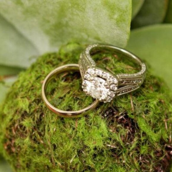 Stunning Diamond Ring - Picture 3 of 8